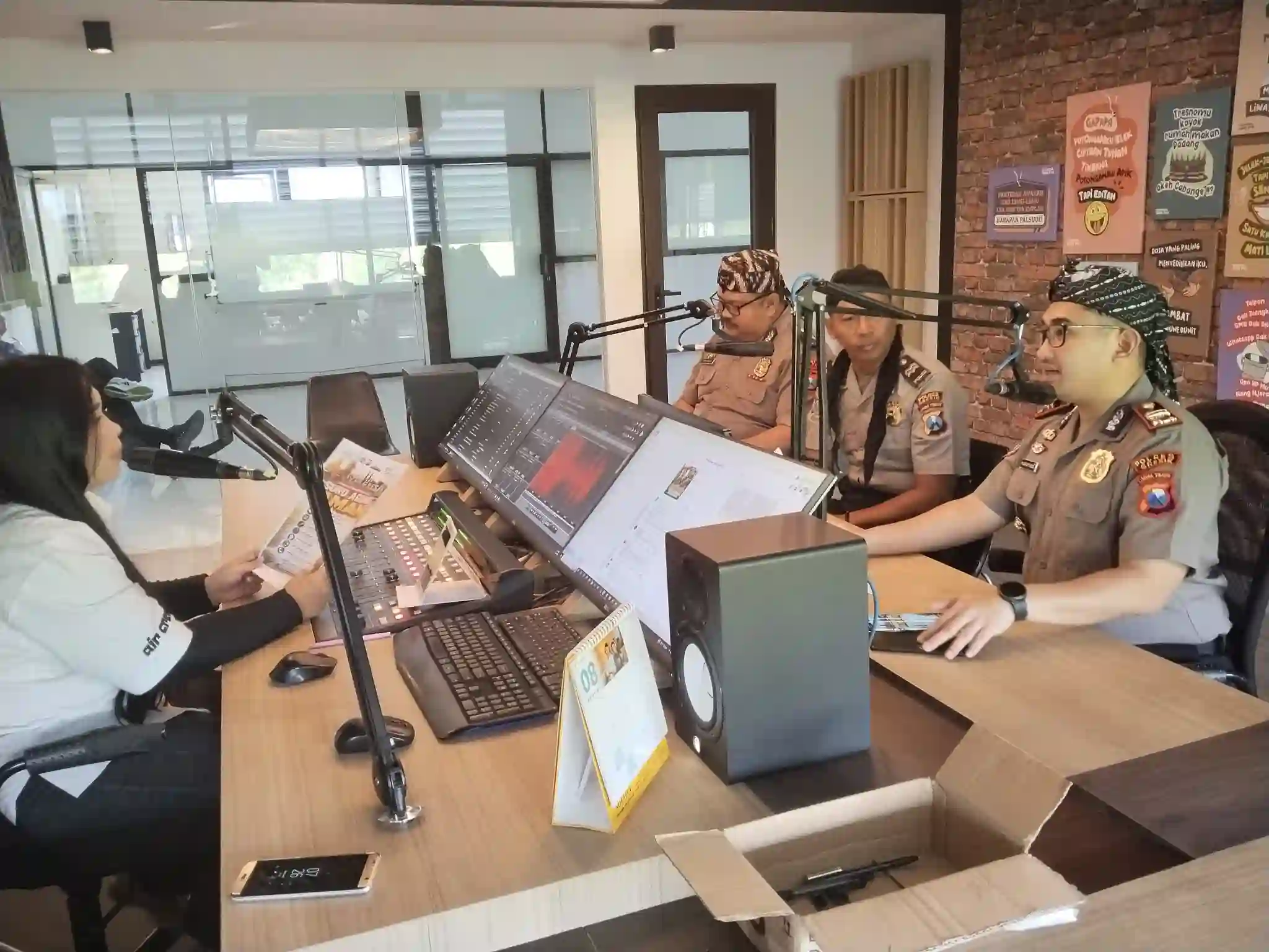 Jelang Sura Agung, Polres Gresik Gaungkan "Ayo Jogo Gresik" Lewat Siaran Interaktif di Radio Suara Giri FM