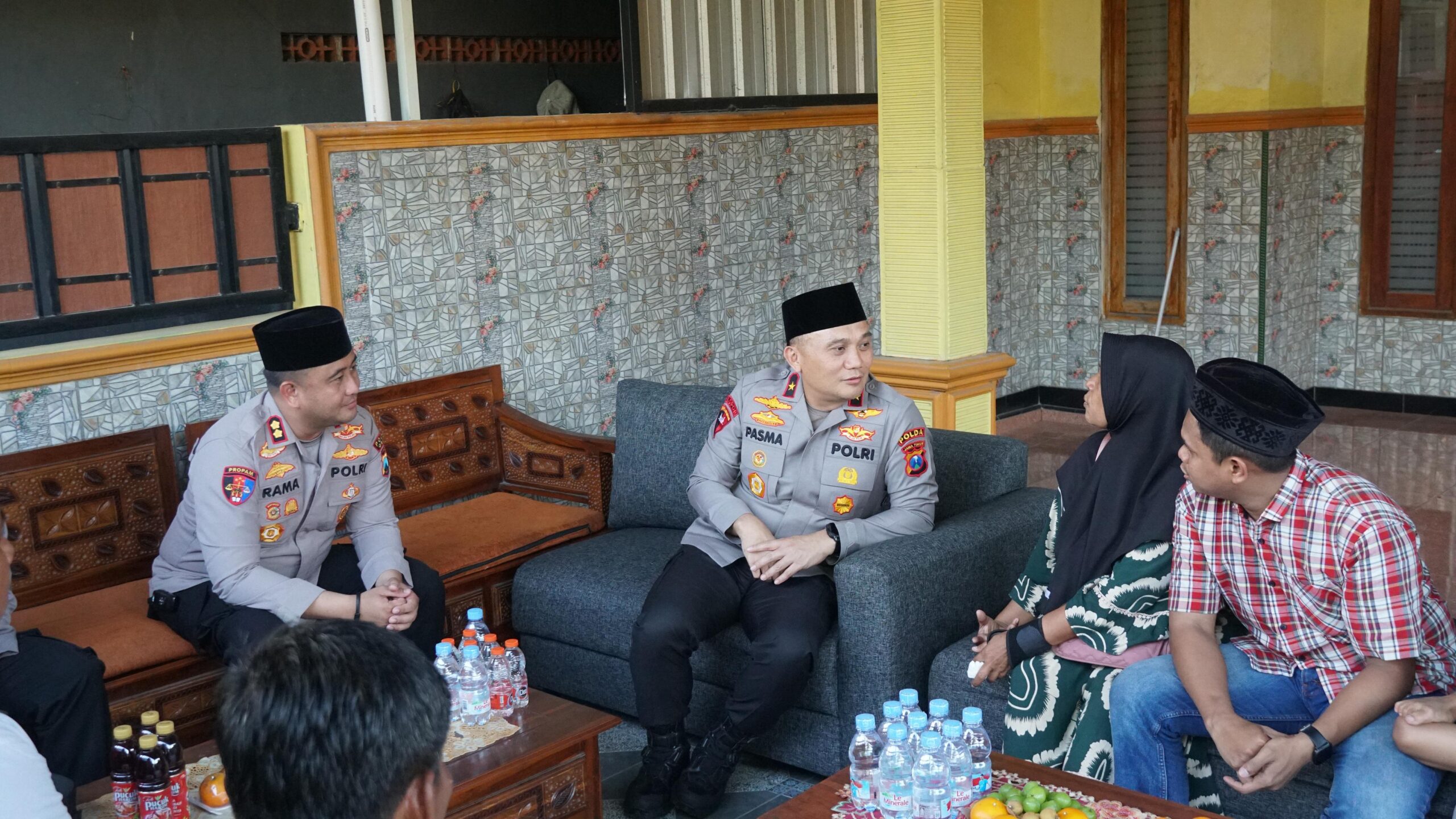 Wakapolda Jatim dan Kapolres Gresik Takziah ke Keluarga Kusaeni, Wujud Nyata Kepedulian Polri