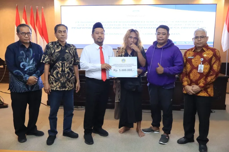 Bupati Gresik Siapkan Lahan Baru Seluas 1 Hektar, dan Serahkan Bantuan Usaha Rp215 Juta, ke 43 PKL Semambung