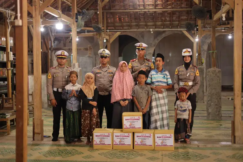 Polres Gresik Peduli Sesama, Satlantas Gelar Polantas Menyapa Salurkan Bantuan Sosial Bersama Taruna Akpol kepada Warga dan Panti Asuhan