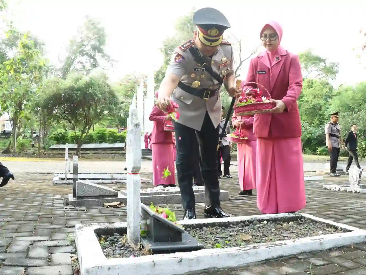 Polres Gresik Gelar Ziarah Nasional dan Tabur Bunga di TMP Kebomas Sambut Hari Bhayangkara ke-80