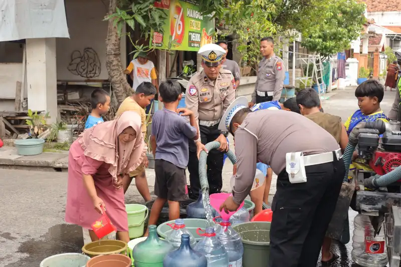 Polres Gresik Salurkan Air Bersih untuk Warga Duduk Sampeyan Sambut HUT Bhayangkara ke-80