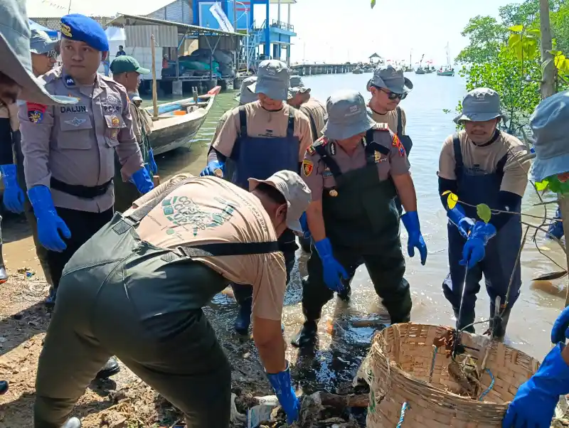 Peringati Hari Lingkungan Hidup Sedunia 2026, Polres Gresik Ikut Aksi Bersih Pantai Bersama PT Freeport Indonesia di Bungah
