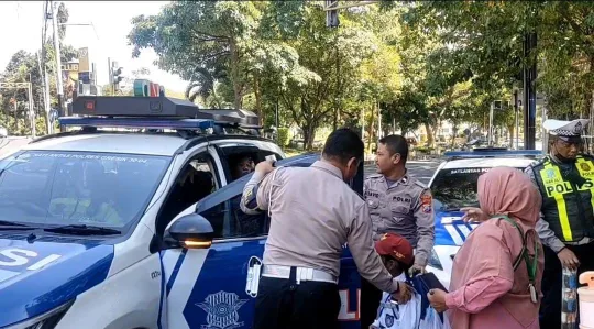 Satlantas Polres Gresik Bantu Siswa SD Kebingungan Saat Pulang Sekolah, Langsung Diantar ke Rumah Orang Tua Lega