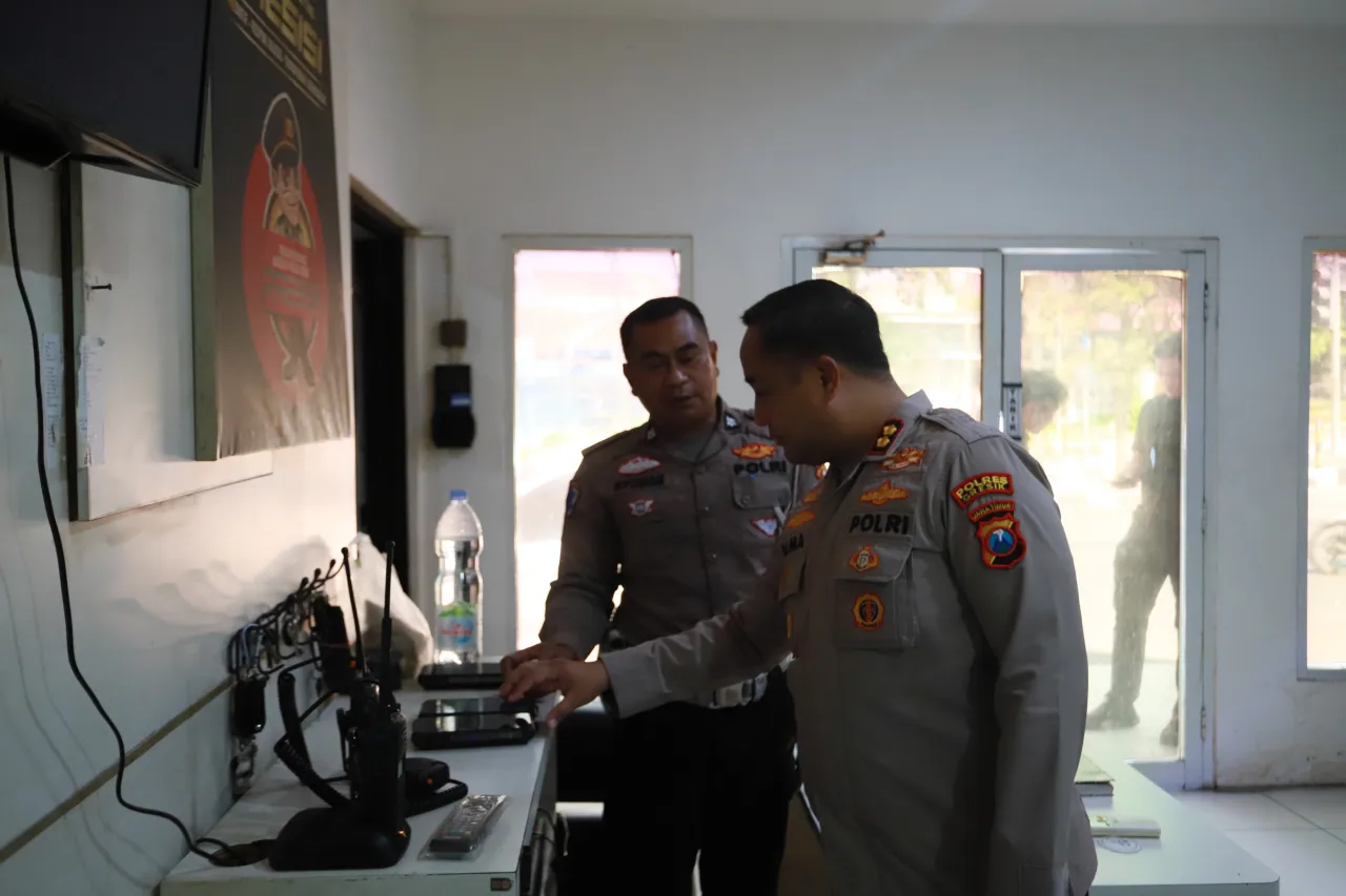 Kapolres Gresik Tinjau Polsek Kebomas dan Pos Lantas, Pastikan Layanan Polres Gresik Maksimal