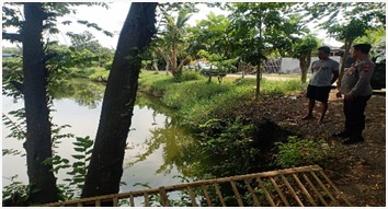 Anggota polsek Kedamean Laksanakan Pengecekan Budidaya Ikan di Waduk Desa Menunggal untuk Dukung Ketahanan Pangan Nasional
