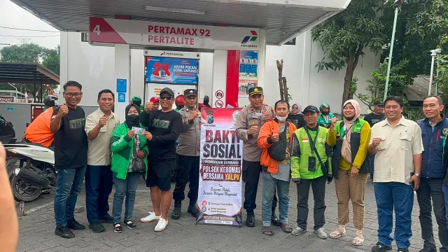 Senyum Ojol Gresik Saat Dapat BBM Gratis, Polsek Kebomas dan YALPK Group Gelar Bakti Sosial