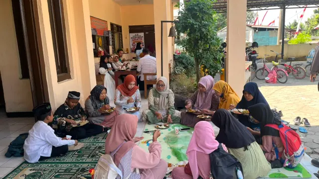 Momen Hangat Ratusan Warga Makan Bersama di Polsek Wringinanom, Pererat Silaturahmi dan Berbagi Keberkahan