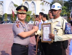 Polres Gresik Beri Reward kepada Personel Berprestasi dan Warga, Perkuat Sinergi Pamswakarsa
