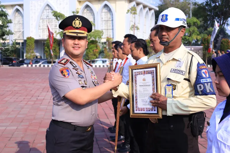 Polres Gresik Beri Reward kepada Personel Berprestasi dan Warga, Perkuat Sinergi Pamswakarsa