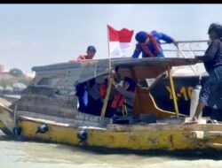 Bendera Merah Putih Berkibar di Perairan Gresik, Satpolairud Pasang Bendera ke Perahu Nelayan