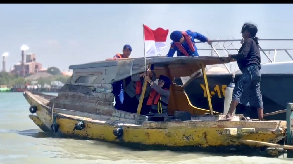 Bendera Merah Putih Berkibar di Perairan Gresik, Satpolairud Pasang Bendera ke Perahu Nelayan