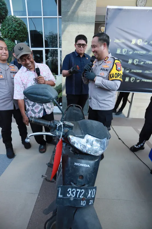 Polres Gresik Berhasil Ungkap Curanmor, Petani Balongpanggang Senang Motornya Kembali