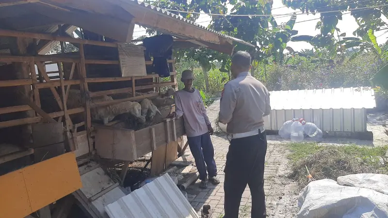 Dukung Program Asta Cita, Polsek Kebomas Terjunkan Personel Cek Peternakan Kambing di Dahanrejo
