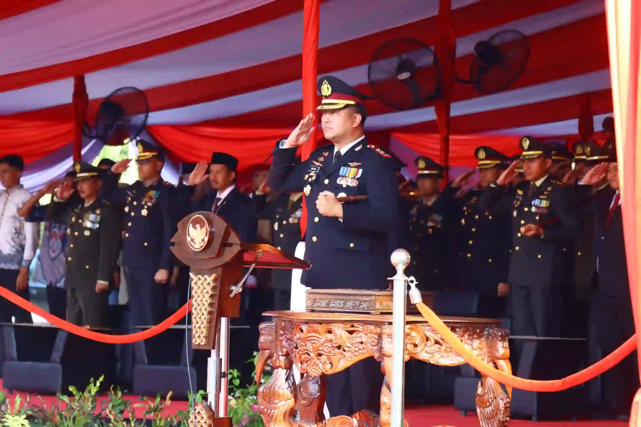 Kapolres Gresik Pimpin Upacara Penurunan Bendera HUT ke-81 RI, Berlangsung Khidmat dan Lancar