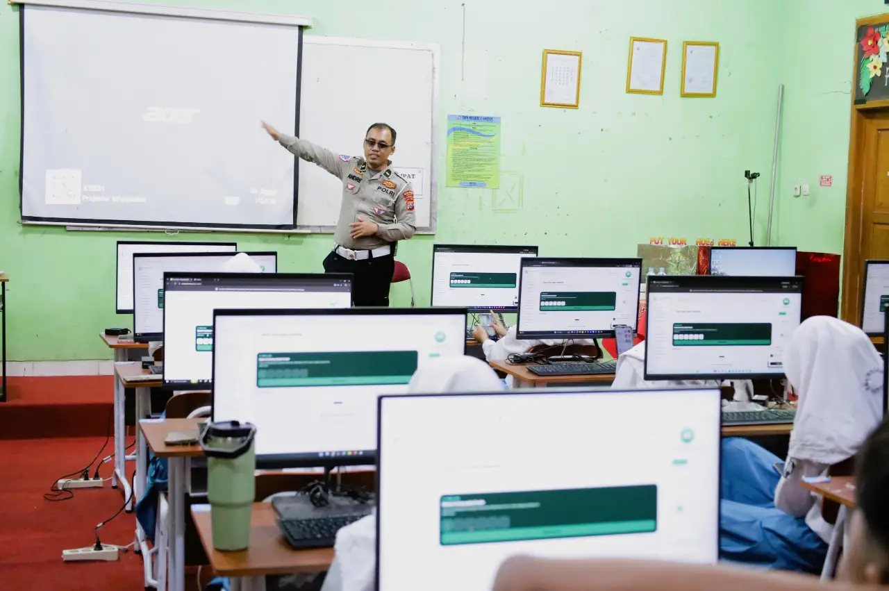 Polres Gresik Perkuat Literasi Digital, Ratusan Pelajar SMAN 1 Gresik Dapat Edukasi AI