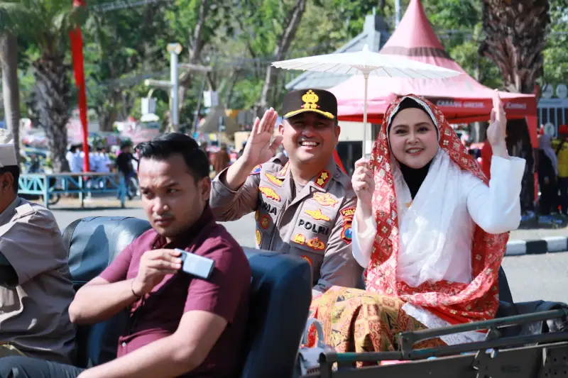 Kapolres Gresik Naik Mobil Klasik di Gresik Merdeka Carnival 2026, Ajak Warga Jogo Gresik