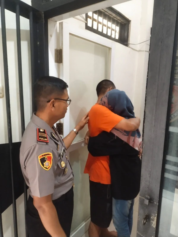 Momen Haru Dibalik Jeruji, Polisi Gresik Beri Kesempatan Tahanan Peluk Anak dan Istri