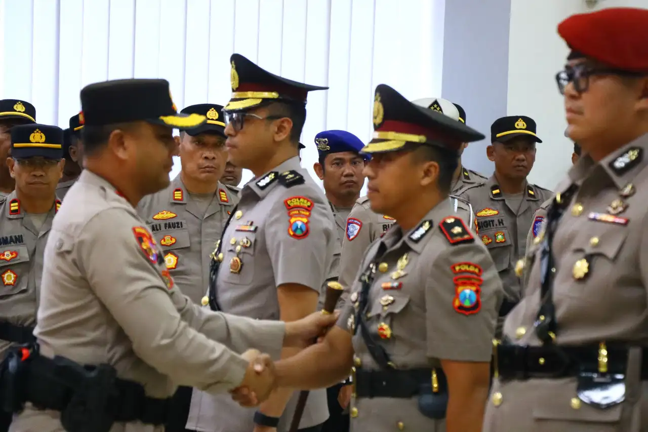14 Personel Bergeser, Kapolres Gresik Pimpin Sertijab Pejabat Utama Serta Kapolsek