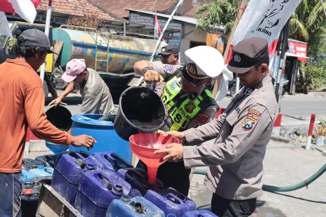 Polres Gresik Peduli, Salurkan Bantuan Air Bersih untuk Warga Tiga Desa Terdampak Kekerigan di Balongpanggang