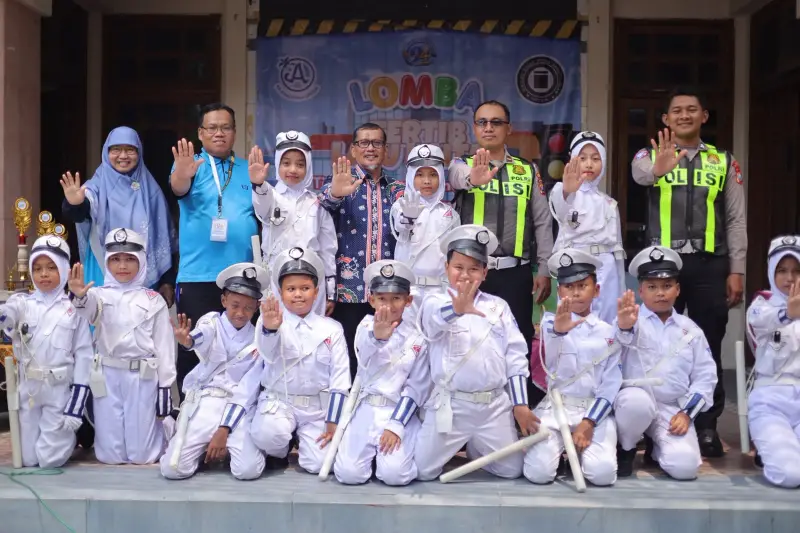 Satlantas Polres Gresik Kenalkan Tertib Lalu Lintas Sejak Dini, Anak-Anak Belajar Rambu Sambil Bersepeda