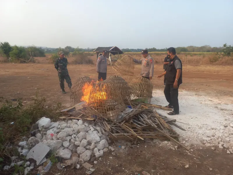 Polsek Sidayu Tertibkan Lokasi Diduga Jadi Tempat Judi Sabung Ayam di Gresik