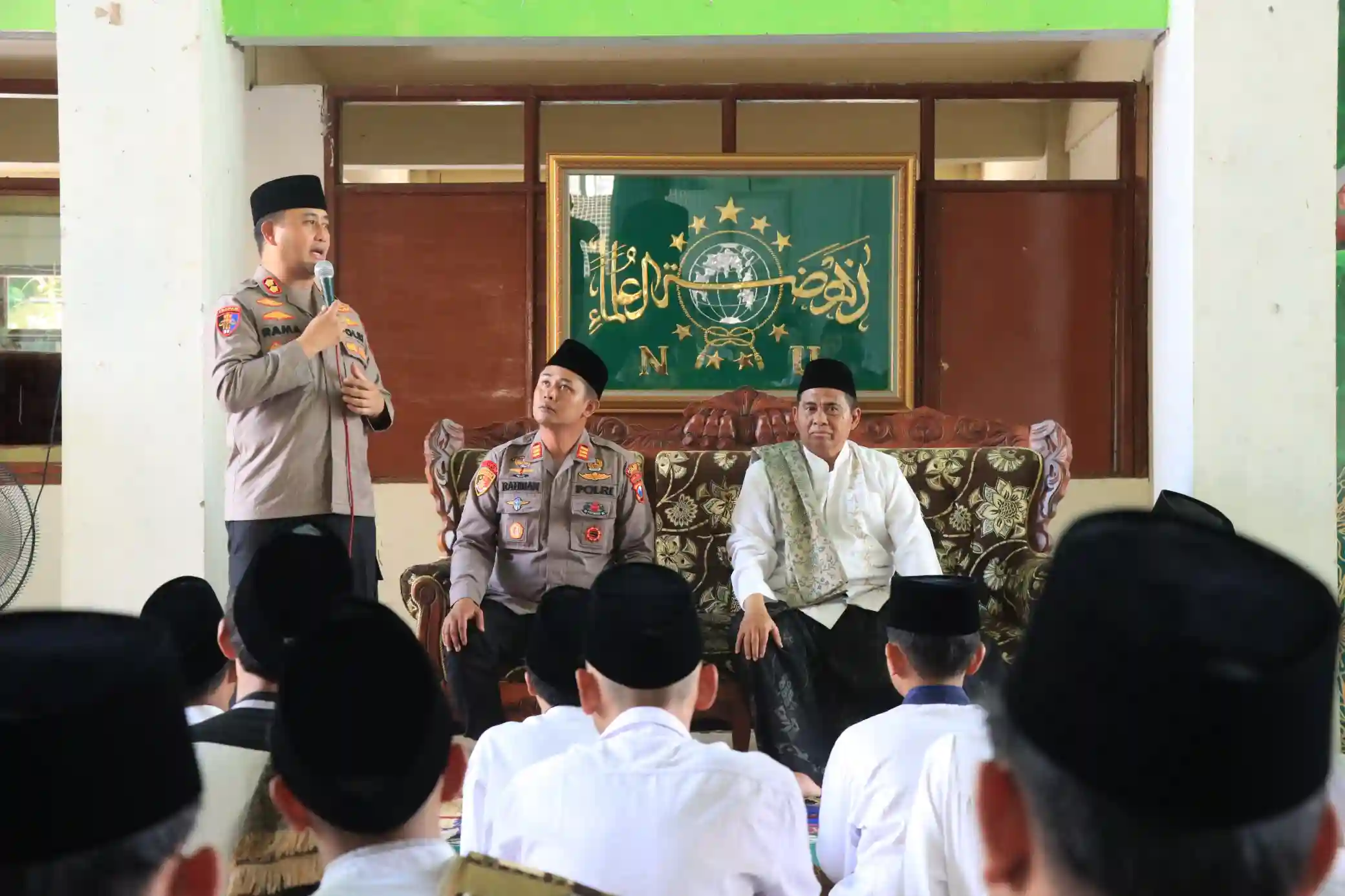 Polres Gresik Safari Jumat ke Ponpes Darul Ikhsan Menganti, Kapolres Ajak Santri Jauhi Narkoba dan Bijak Bermedia Sosial
