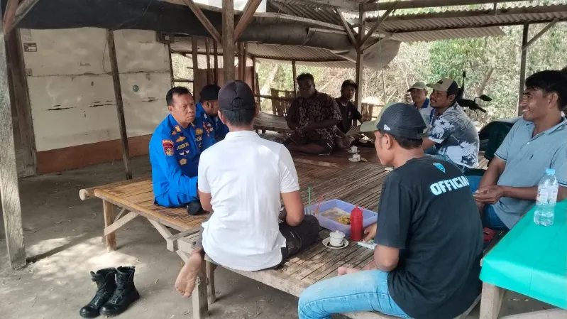Satpolairud Polres Gresik Sambangi Nelayan Ujungpangkah, Ingatkan Pentingnya Keselamatan Saat Melaut