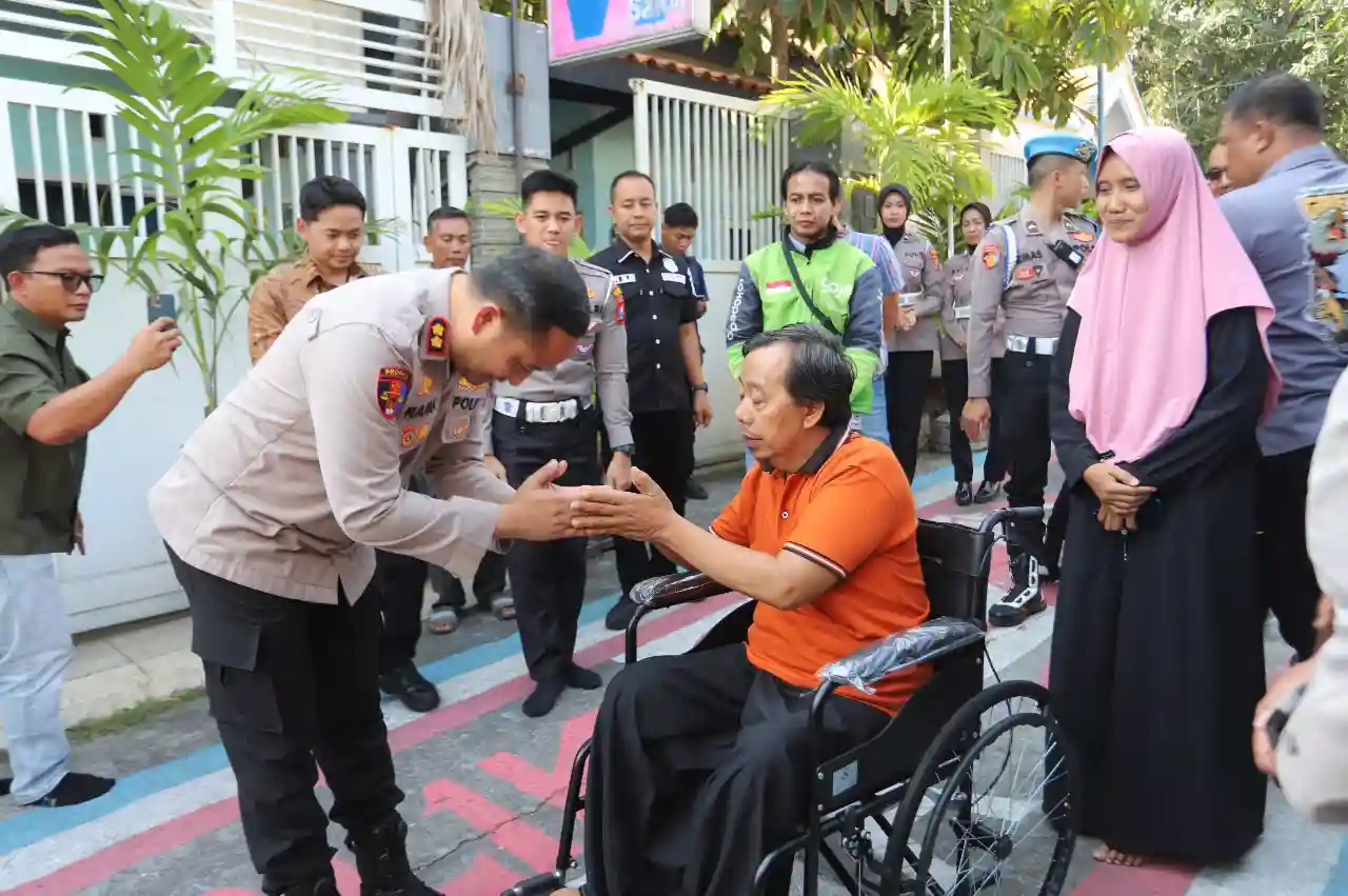 Jelang HUT Lalu Lintas Bhayangkara ke-71, Kapolres Gresik Bantu Ojol Korban Kecelakaan Beri Kursi Roda Hingga Modal Usaha