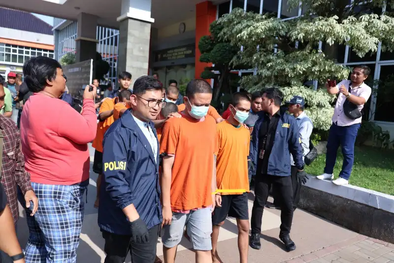 Polres Gresik Ringkus 11 Tersangka Curanmor, Kapolres Langsung Kembalikan Motor Curian kepada Korban