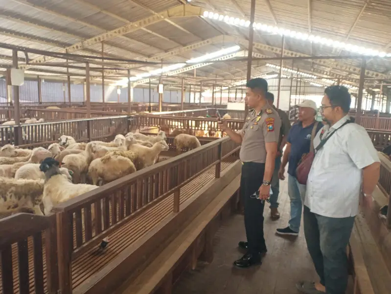 https://gresspedia.id/polsek-kedamean-cek-peternakan-kambing-di-sidoraharjo-dukung-program-ketahanan-pangan/