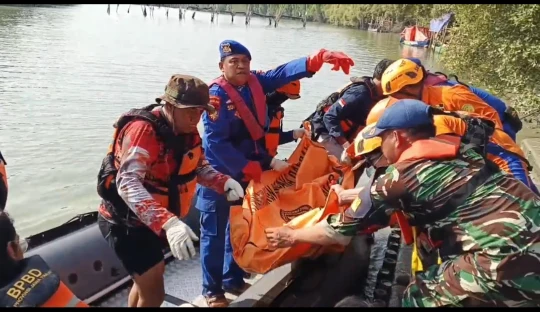 Satpolairud Polres Gresik Bersama Tim Gabungan Evakuasi Korban Tenggelam di Kalimireng