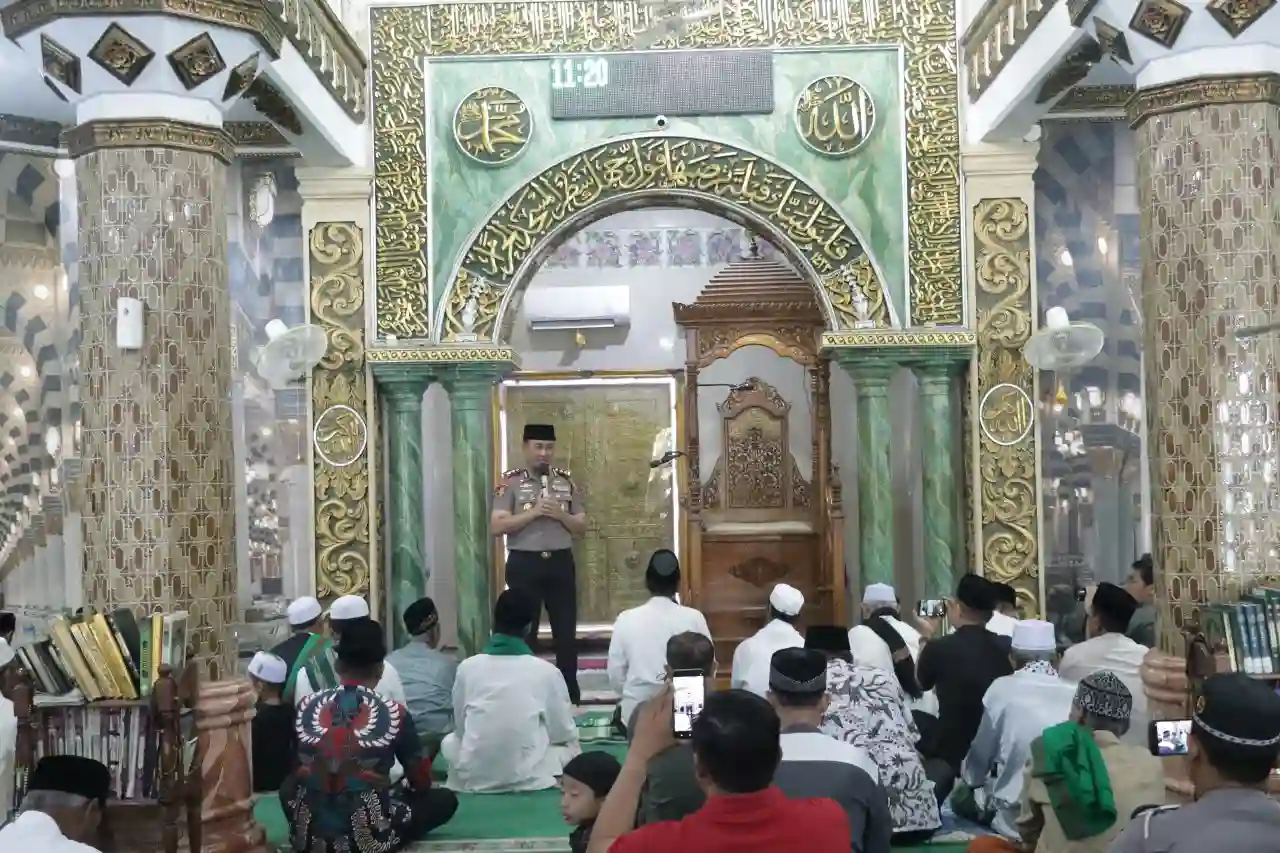 Kapolres Gresik Gelar Safari Jumat dan Rembuk Desa di Tebaloan