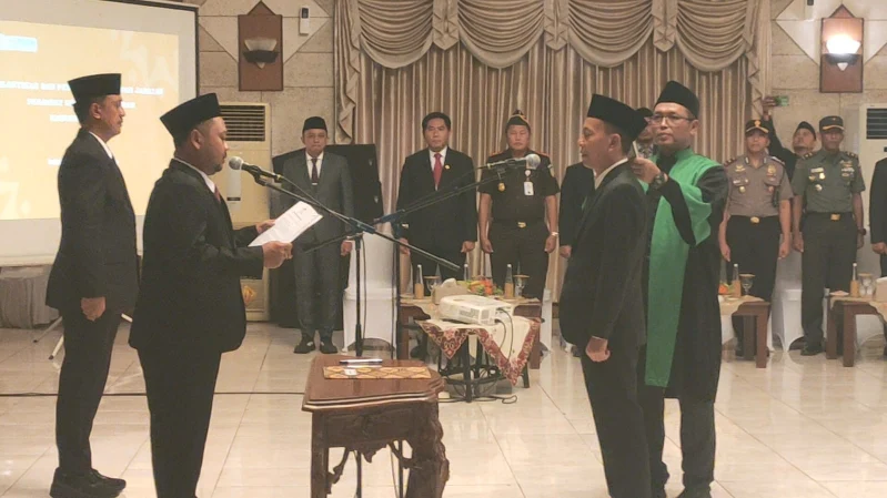 Resmi Lantik Edy sebagai Pj Sekda, Bupati Gresik Tekankan Kekompakan Untuk Meningkatkan PAD