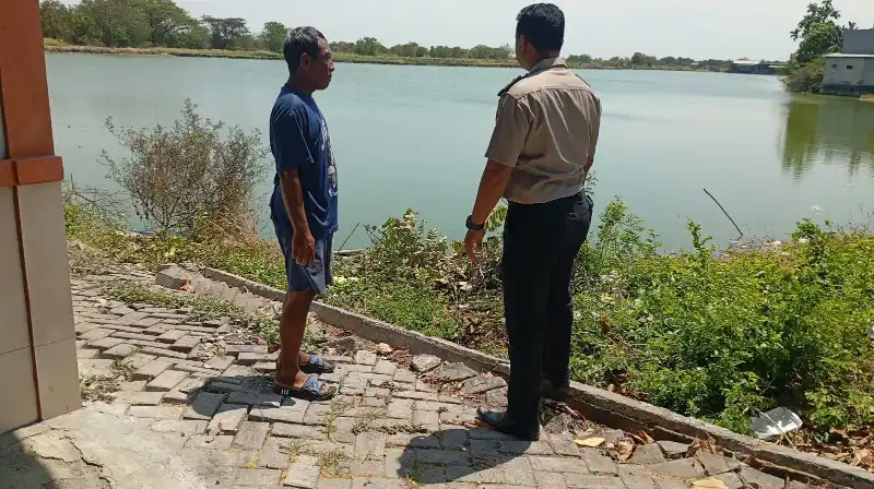Polsek Duduksampeyan Cek Tambak Ikan di Desa Kawistowindu, Dukung Ketahanan Pangan Nasional