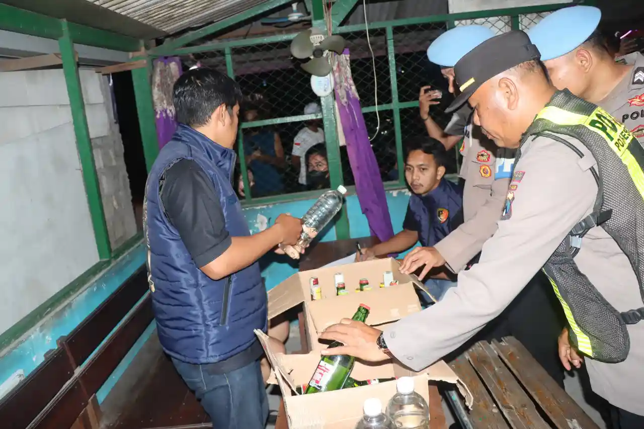 Polres Gresik Amankan 47 Botol Miras saat Patroli KRYD di Kebomas