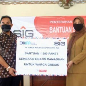 Warga Sembilan Kelurahan di Gresik Mendapat 1900 Paket Sembako Dari SIG