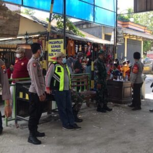 Polsek Panceng Pastikan Pengunjung Wisata Pasir Putih Delegan Patuhi Prokes