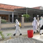 Brimob Polda Jatim, Bagikan Masker dan Sembako, Serta Melakukan Penyemprotan Disinfektan di Kecamatan Arosbaya