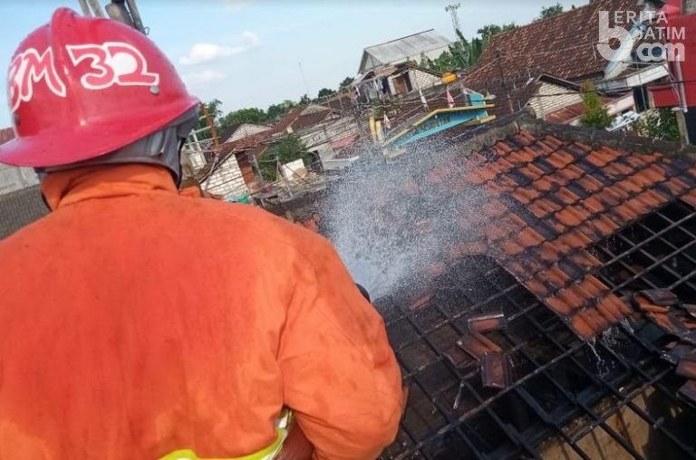 Diduga Konsleting Listrik Rumah Warga Desa Lowayu Ludes Terbakar