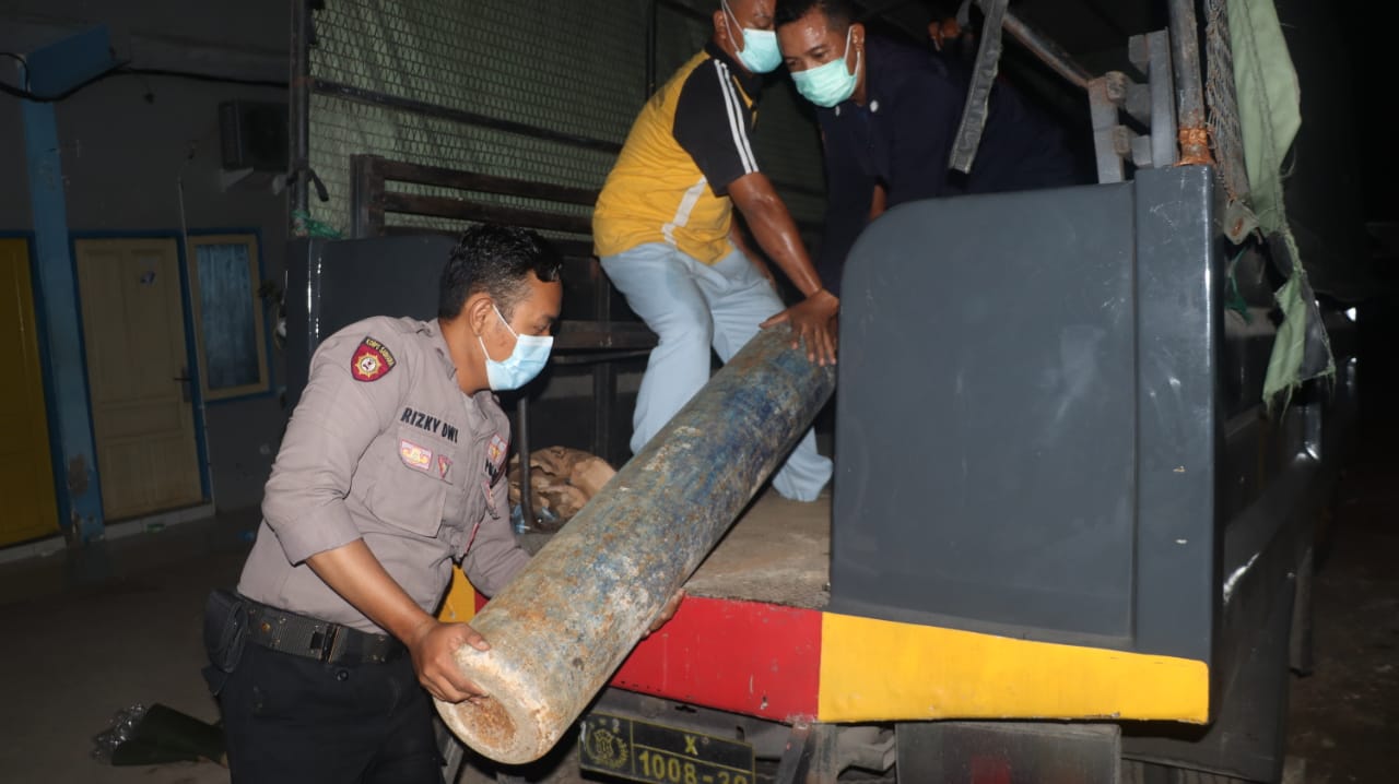 Polisi Bantu Distribusi Oksigen ke Rumah Sakit di Kabupaten Gresik