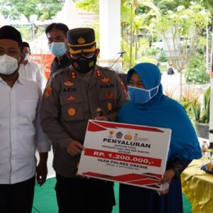 Kapolres Gresik AKBP Mochamad Nur Azis Bersama Forkopimda Salurkan Bantuan Tunai Pedagang Kaki Lima Dan Warung