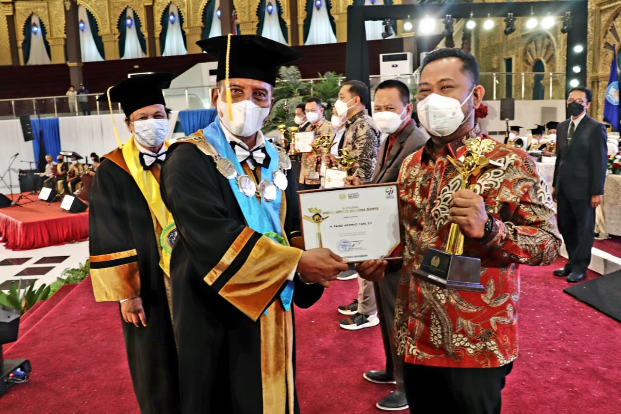 Bupati Gresik Gus Yani Terima Penghargaan Dari Universitas Negeri Surabaya