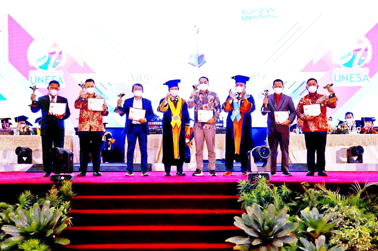 Bupati Gresik Gus Yani Terima Penghargaan Dari Universitas Negeri Surabaya