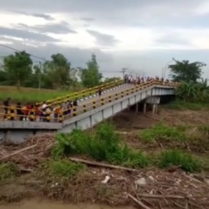 Jembatan Kacangan Desa Benjeng Gresik Ambruk