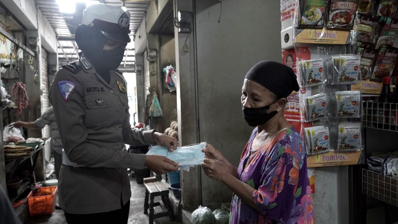 Satlantas Polres Gresik Bagikan Ratusan Masker di Pasar 