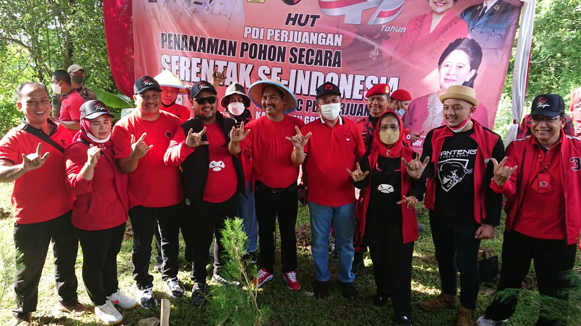Gus Yani dan Kader PDIP Tanam 1500 Pohon di Waduk Bunder Gresik