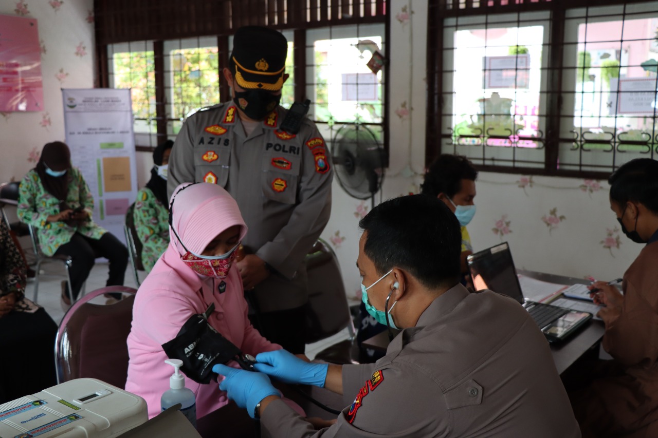 Ketua Cabang Bhayangkari Gresik Ny Lina Nur Azis Mengikuti Vaksin Booster