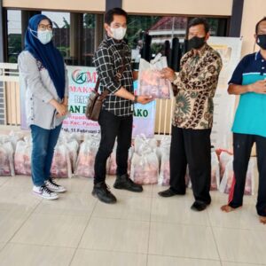 PT CMP Bagikan 100 Paket Sembako ke Warga Kurang Mampu di Panceng Gresik