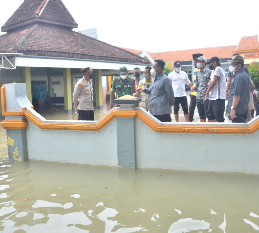 Gus Yani Tinjau Banjir Luapan Kali Lamong di Benjeng Gresik